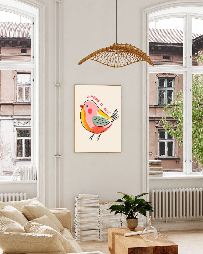 Bunter Vogel Illustration &amp; Typografie Poster – Winging It Daily Poster – FineArt Wandbild, moderne Kunst &amp; Fine Art Print von Spawnd, handgefertigt &amp; Made in Germany