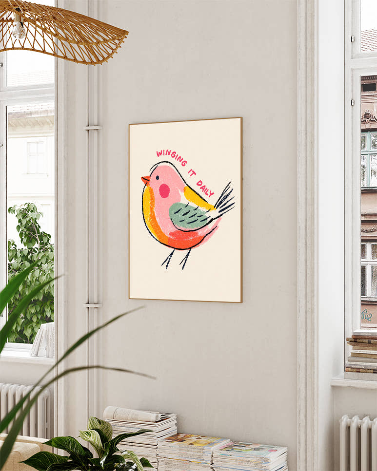 Bunter Vogel Illustration &amp; Typografie Poster – Winging It Daily Poster – FineArt Wandbild, moderne Kunst &amp; Fine Art Print von Spawnd, handgefertigt &amp; Made in Germany