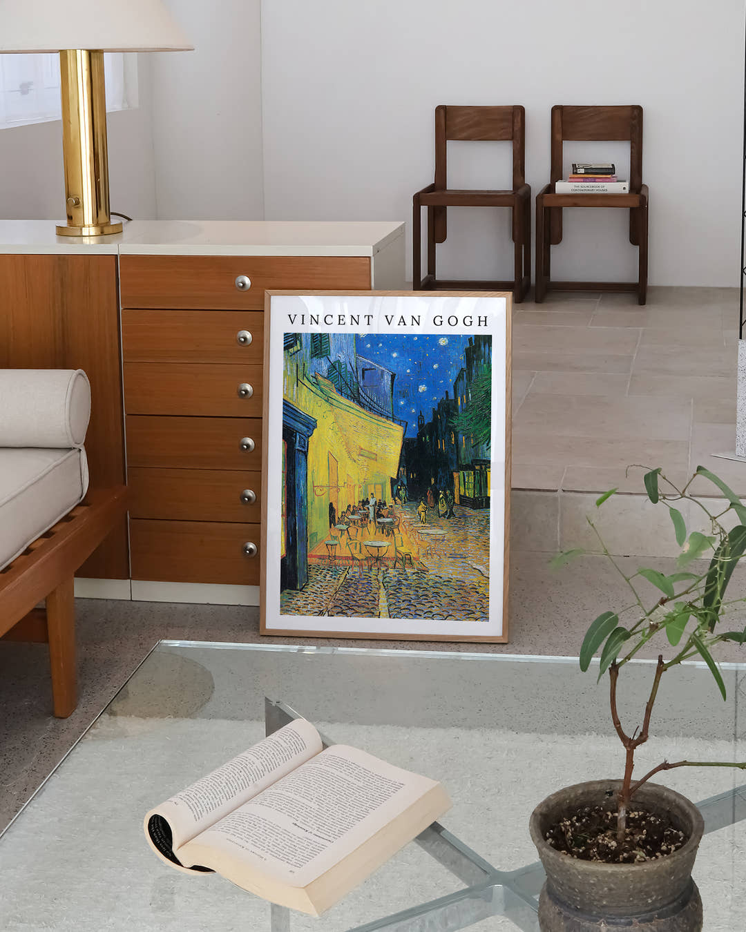 Café Terrace at Night Poster – FineArt Wandbild, moderne Kunst &amp; Fine Art Print von Spawnd, handgefertigt &amp; Made in Germany
