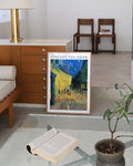 Café Terrace at Night Poster – FineArt Wandbild, moderne Kunst & Fine Art Print von Spawnd, handgefertigt & Made in Germany