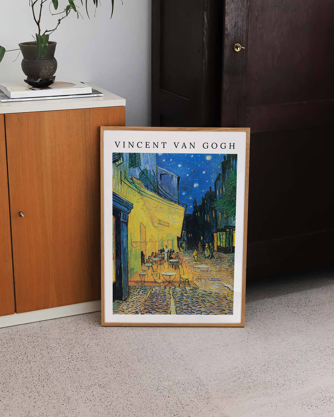 Café Terrace at Night Poster – FineArt Wandbild, moderne Kunst &amp; Fine Art Print von Spawnd, handgefertigt &amp; Made in Germany