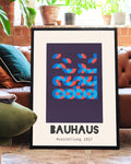 Geometrische Typografie in Blau und Rot – Bauhaus Ausstellung 1927 Poster – FineArt Wandbild, moderne Kunst & Fine Art Print von Spawnd, handgefertigt & Made in Germany