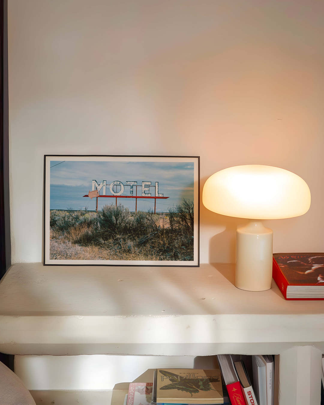Motel Poster – FineArt Wandbild, moderne Kunst &amp; Fine Art Print von Spawnd, handgefertigt &amp; Made in Germany