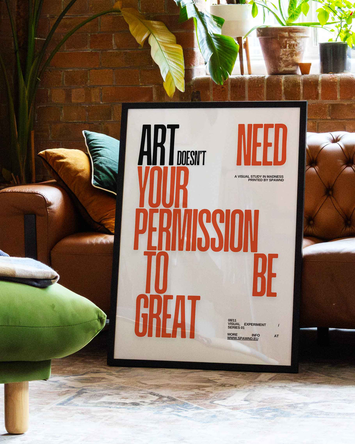 Gerahmtes FineArt Poster „Permission“ von Spawnd® in Orange, modernes Statement für kreative Räume im Industrial-Stil.