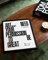 Schwarz-weißes Typografie Poster „Permission“ von Spawnd®, stilvoll auf einem Holztisch mit Designbuch, ideal für moderne Wohnaccessoires.
