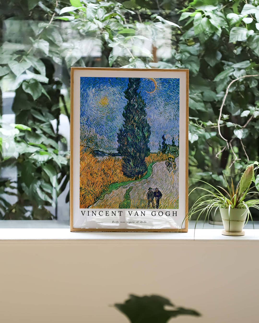 Route avec cyprès et étoile Poster – FineArt Wandbild, moderne Kunst &amp; Fine Art Print von Spawnd, handgefertigt &amp; Made in Germany