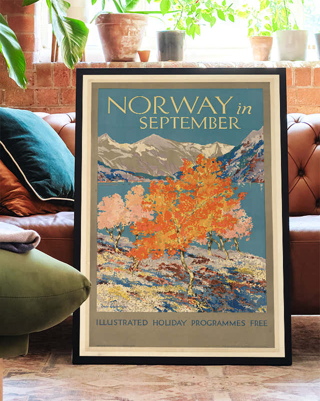 Skandinavisches Vintage Reiseplakat Poster – Norway in September Poster – FineArt Wandbild, moderne Kunst & Fine Art Print von Spawnd, handgefertigt & Made in Germany