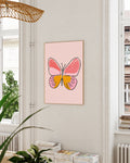 Soft Butterfly Typografie & Illustration Poster – Zarter Schmetterling in Rosa & Gelb Poster – FineArt Wandbild, moderne Kunst & Fine Art Print von Spawnd, handgefertigt & Made in Germany
