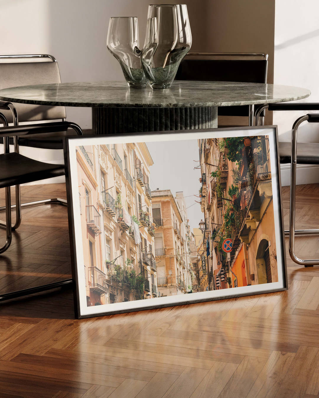 Street in Cagilari Poster – FineArt Wandbild, moderne Kunst &amp; Fine Art Print von Spawnd, handgefertigt &amp; Made in Germany