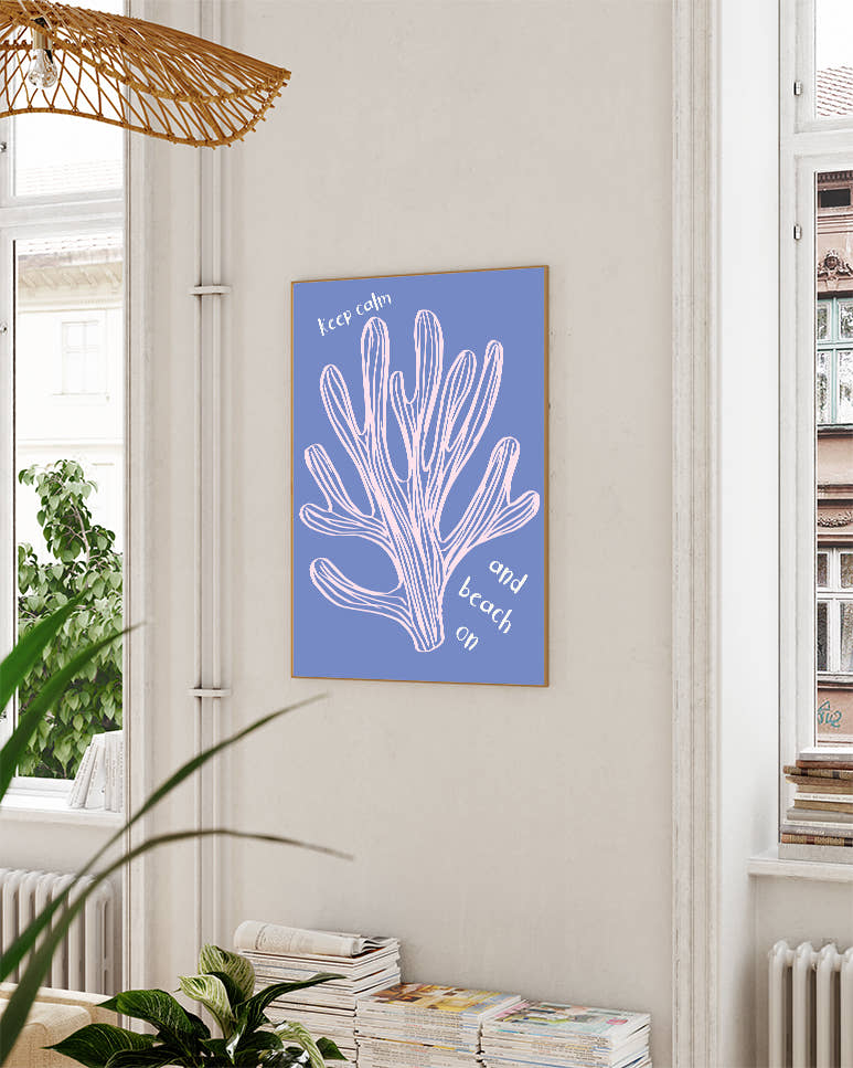 Typografie &amp; Illustration Strand Poster – Keep calm and beach on Poster – FineArt Wandbild, moderne Kunst &amp; Fine Art Print von Spawnd, handgefertigt &amp; Made in Germany