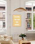 Typografie Poster mit Spruch – Chasing the Sun and Waves Poster – FineArt Wandbild, moderne Kunst & Fine Art Print von Spawnd, handgefertigt & Made in Germany