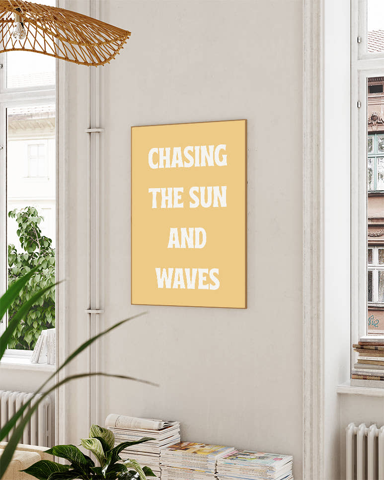 Typografie Poster mit Spruch – Chasing the Sun and Waves Poster – FineArt Wandbild, moderne Kunst &amp; Fine Art Print von Spawnd, handgefertigt &amp; Made in Germany