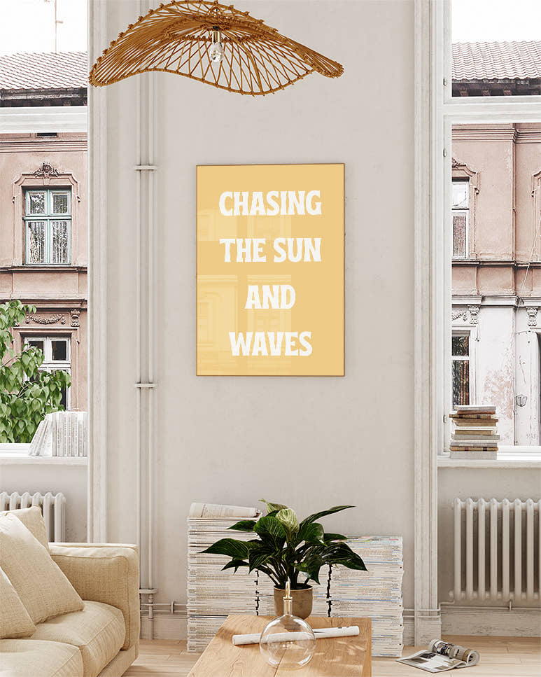 Typografie Poster mit Spruch – Chasing the Sun and Waves Poster – FineArt Wandbild, moderne Kunst &amp; Fine Art Print von Spawnd, handgefertigt &amp; Made in Germany