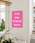Typografie Statement Poster – I’m Not Clumsy Poster – FineArt Wandbild, moderne Kunst & Fine Art Print von Spawnd, handgefertigt & Made in Germany