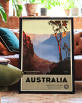 Vintage Australien Reise Poster – Blue Mountains New South Wales Poster – FineArt Wandbild, moderne Kunst & Fine Art Print von Spawnd, handgefertigt & Made in Germany
