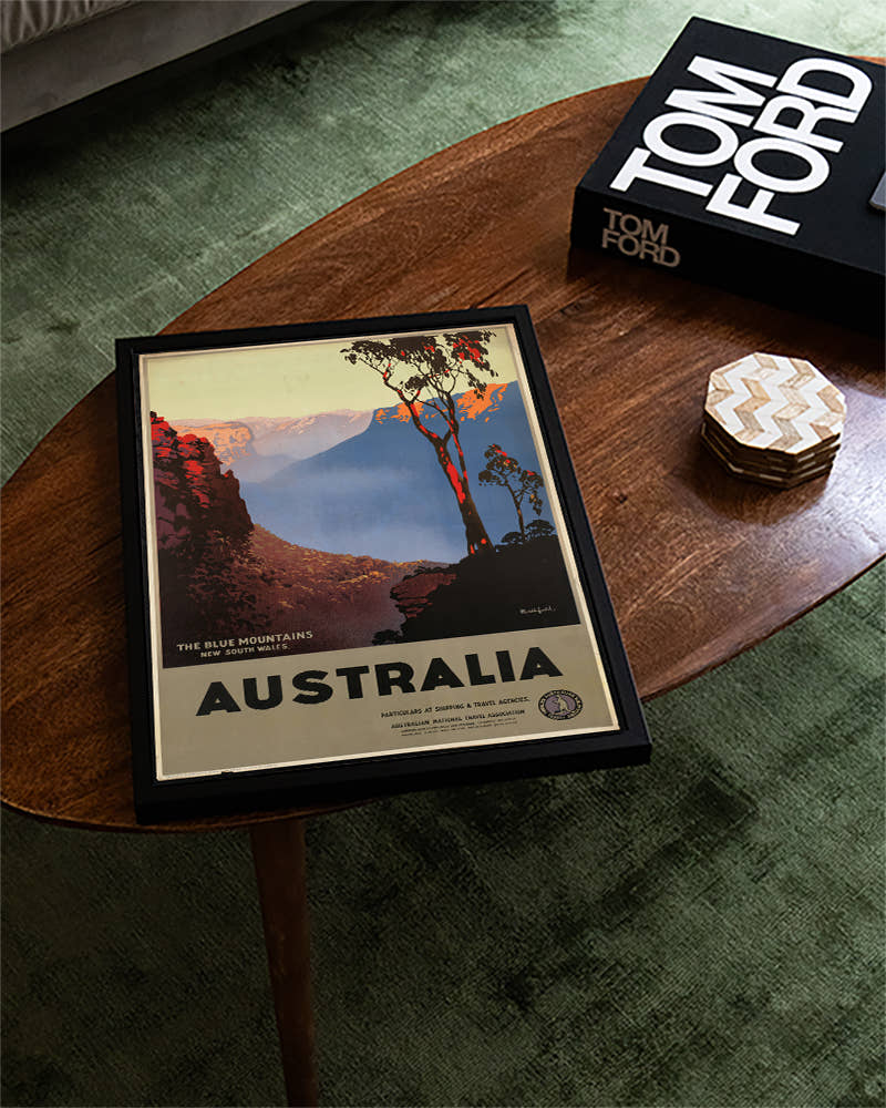 Vintage Australien Reise Poster – Blue Mountains New South Wales Poster – FineArt Wandbild, moderne Kunst &amp; Fine Art Print von Spawnd, handgefertigt &amp; Made in Germany