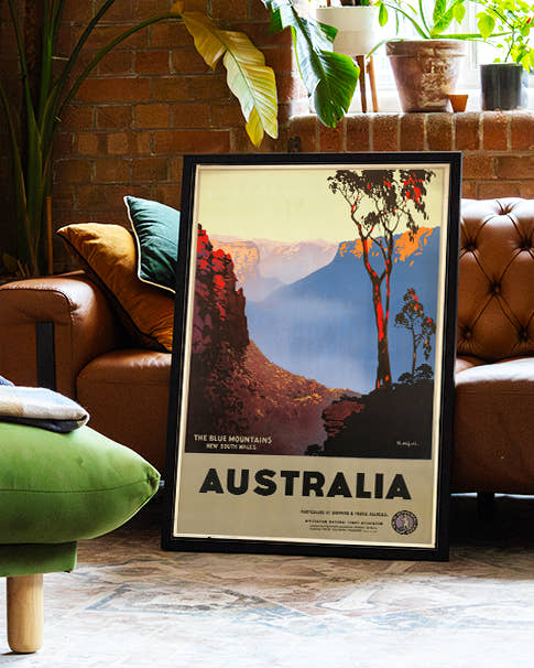 Vintage Australien Reise Poster – Blue Mountains New South Wales Poster – FineArt Wandbild, moderne Kunst &amp; Fine Art Print von Spawnd, handgefertigt &amp; Made in Germany