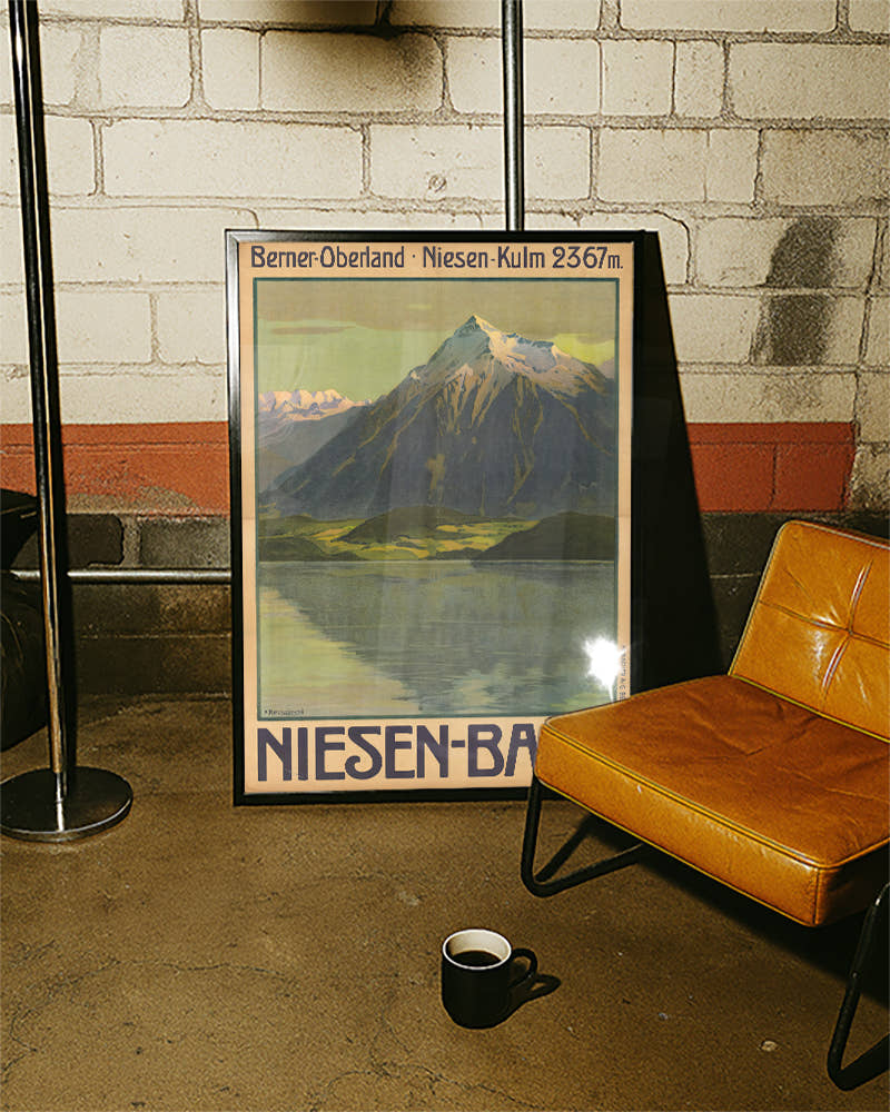 Vintage Berner Oberland Poster – Niesen Kulm Schweiz Poster – FineArt Wandbild, moderne Kunst &amp; Fine Art Print von Spawnd, handgefertigt &amp; Made in Germany