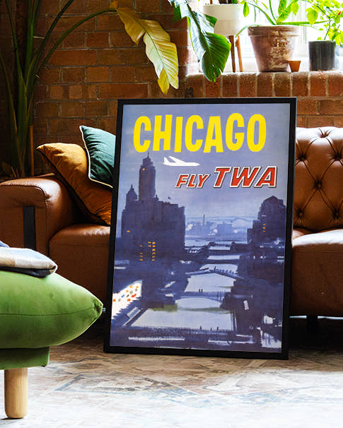 Vintage Chicago Skyline Flugreise Poster – Chicago Fly TWA Poster – FineArt Wandbild, moderne Kunst &amp; Fine Art Print von Spawnd, handgefertigt &amp; Made in Germany