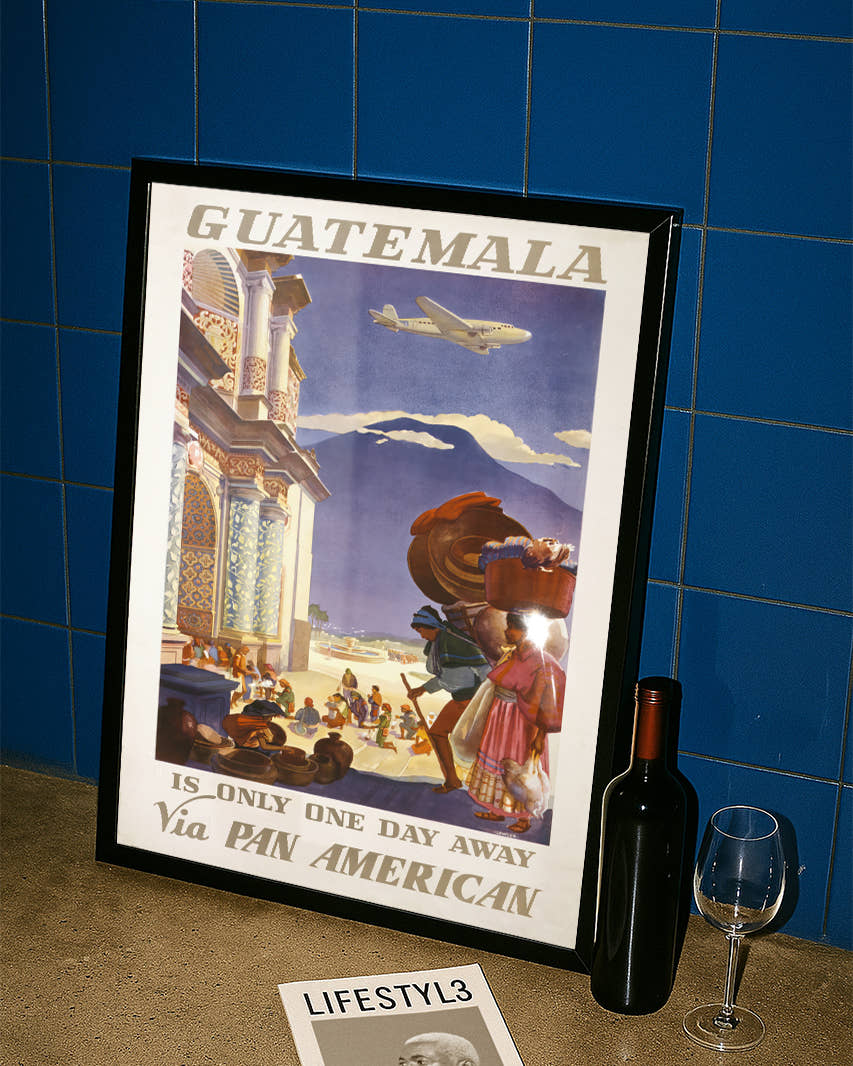 Vintage Guatemala Reiseplakat mit Vulkan – Guatemala Poster – FineArt Wandbild, moderne Kunst &amp; Fine Art Print von Spawnd, handgefertigt &amp; Made in Germany