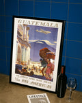 Vintage Guatemala Reiseplakat mit Vulkan – Guatemala Poster – FineArt Wandbild, moderne Kunst & Fine Art Print von Spawnd, handgefertigt & Made in Germany