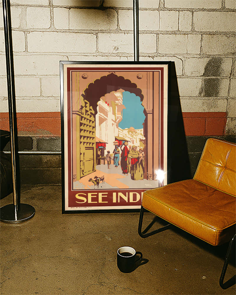 Vintage Indien Reiseplakat mit Straßenszene – See India Poster – FineArt Wandbild, moderne Kunst & Fine Art Print von Spawnd, handgefertigt & Made in Germany