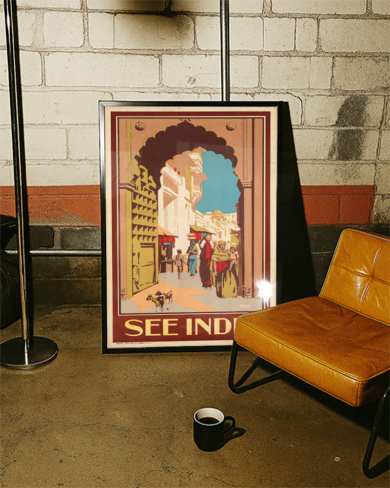Vintage Indien Reiseplakat mit Straßenszene – See India Poster – FineArt Wandbild, moderne Kunst &amp; Fine Art Print von Spawnd, handgefertigt &amp; Made in Germany