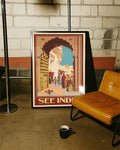 Vintage Indien Reiseplakat mit Straßenszene – See India Poster – FineArt Wandbild, moderne Kunst & Fine Art Print von Spawnd, handgefertigt & Made in Germany