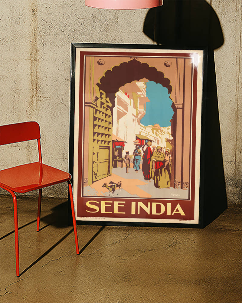 Vintage Indien Reiseplakat mit Straßenszene – See India Poster – FineArt Wandbild, moderne Kunst &amp; Fine Art Print von Spawnd, handgefertigt &amp; Made in Germany