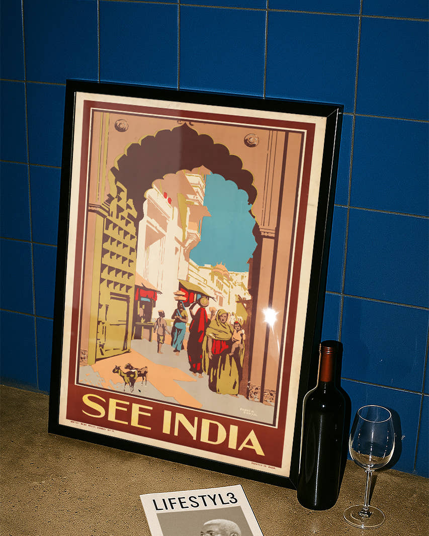 Vintage Indien Reiseplakat mit Straßenszene – See India Poster – FineArt Wandbild, moderne Kunst &amp; Fine Art Print von Spawnd, handgefertigt &amp; Made in Germany