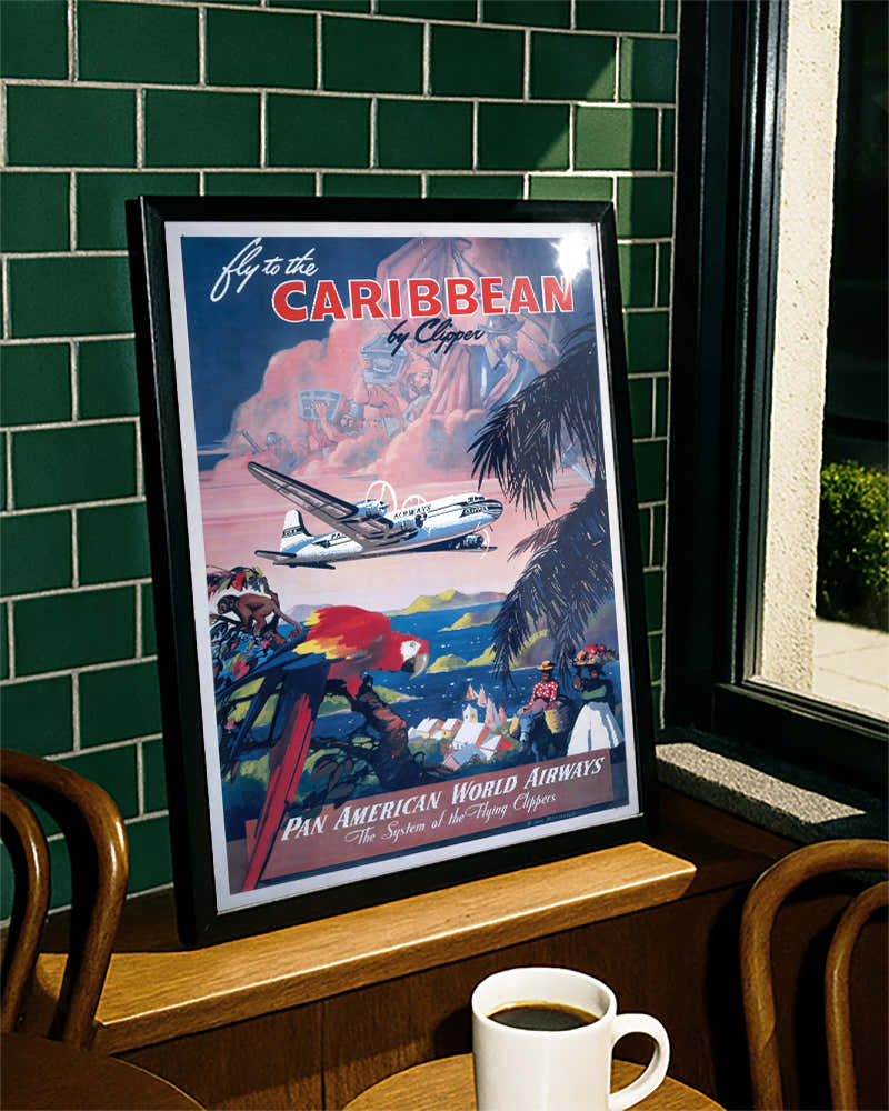 Vintage Karibik Reiseplakat mit Flugzeug – Caribbean Clipper Poster – FineArt Wandbild, moderne Kunst & Fine Art Print von Spawnd, handgefertigt & Made in Germany