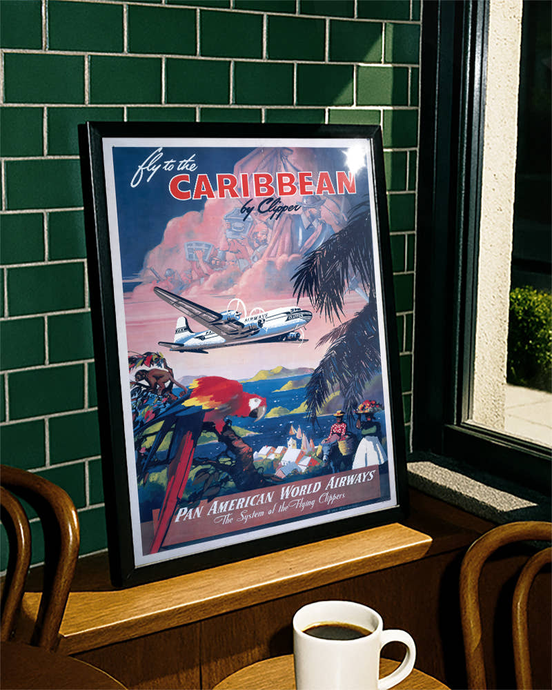 Vintage Karibik Reiseplakat mit Flugzeug – Caribbean Clipper Poster – FineArt Wandbild, moderne Kunst &amp; Fine Art Print von Spawnd, handgefertigt &amp; Made in Germany
