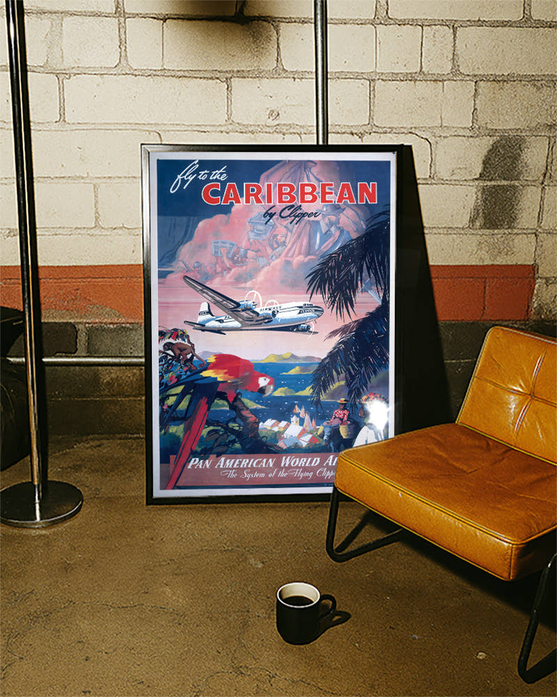 Vintage Karibik Reiseplakat mit Flugzeug – Caribbean Clipper Poster – FineArt Wandbild, moderne Kunst &amp; Fine Art Print von Spawnd, handgefertigt &amp; Made in Germany
