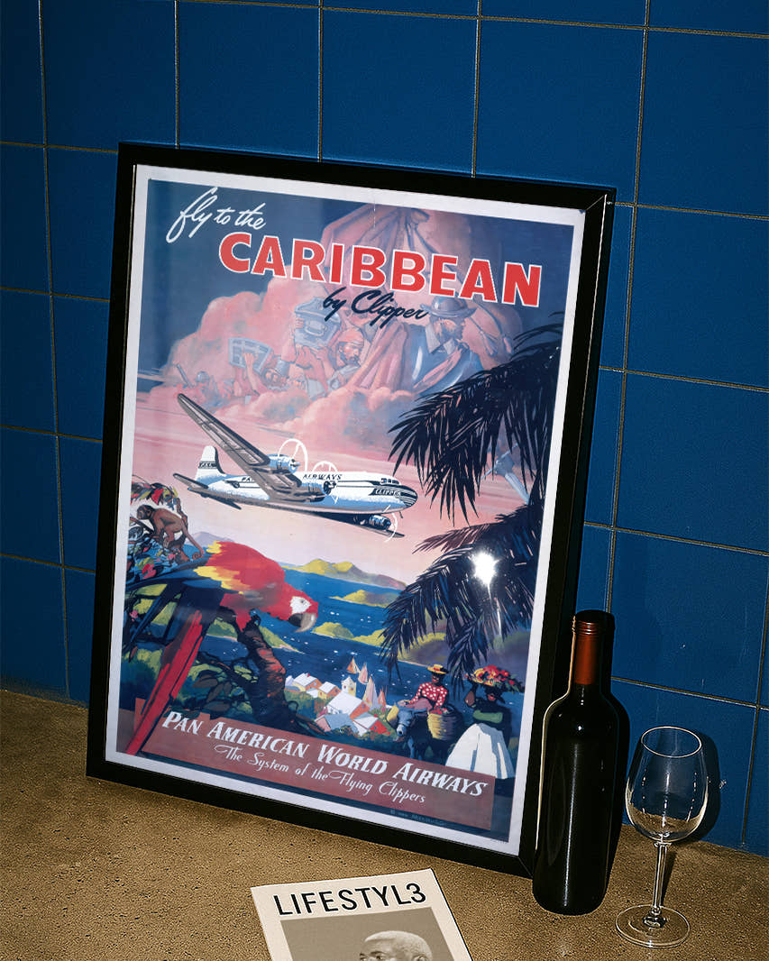 Vintage Karibik Reiseplakat mit Flugzeug – Caribbean Clipper Poster – FineArt Wandbild, moderne Kunst &amp; Fine Art Print von Spawnd, handgefertigt &amp; Made in Germany