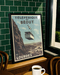 Vintage Lourdes Frankreich Poster – Seilbahn Pyrenäen Poster – FineArt Wandbild, moderne Kunst & Fine Art Print von Spawnd, handgefertigt & Made in Germany