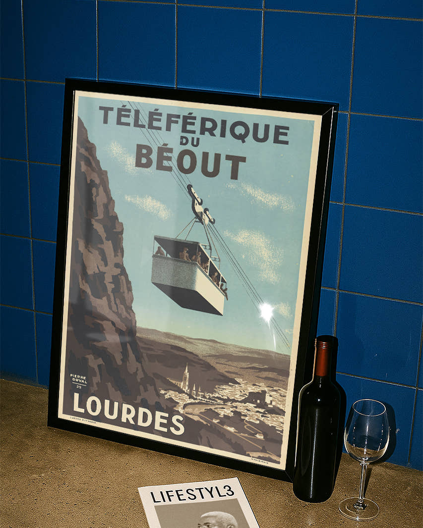 Vintage Lourdes Frankreich Poster – Seilbahn Pyrenäen Poster – FineArt Wandbild, moderne Kunst &amp; Fine Art Print von Spawnd, handgefertigt &amp; Made in Germany