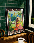 Vintage Malaysia Reiseplakat mit Palmen – See Malaya Poster – FineArt Wandbild, moderne Kunst & Fine Art Print von Spawnd, handgefertigt & Made in Germany
