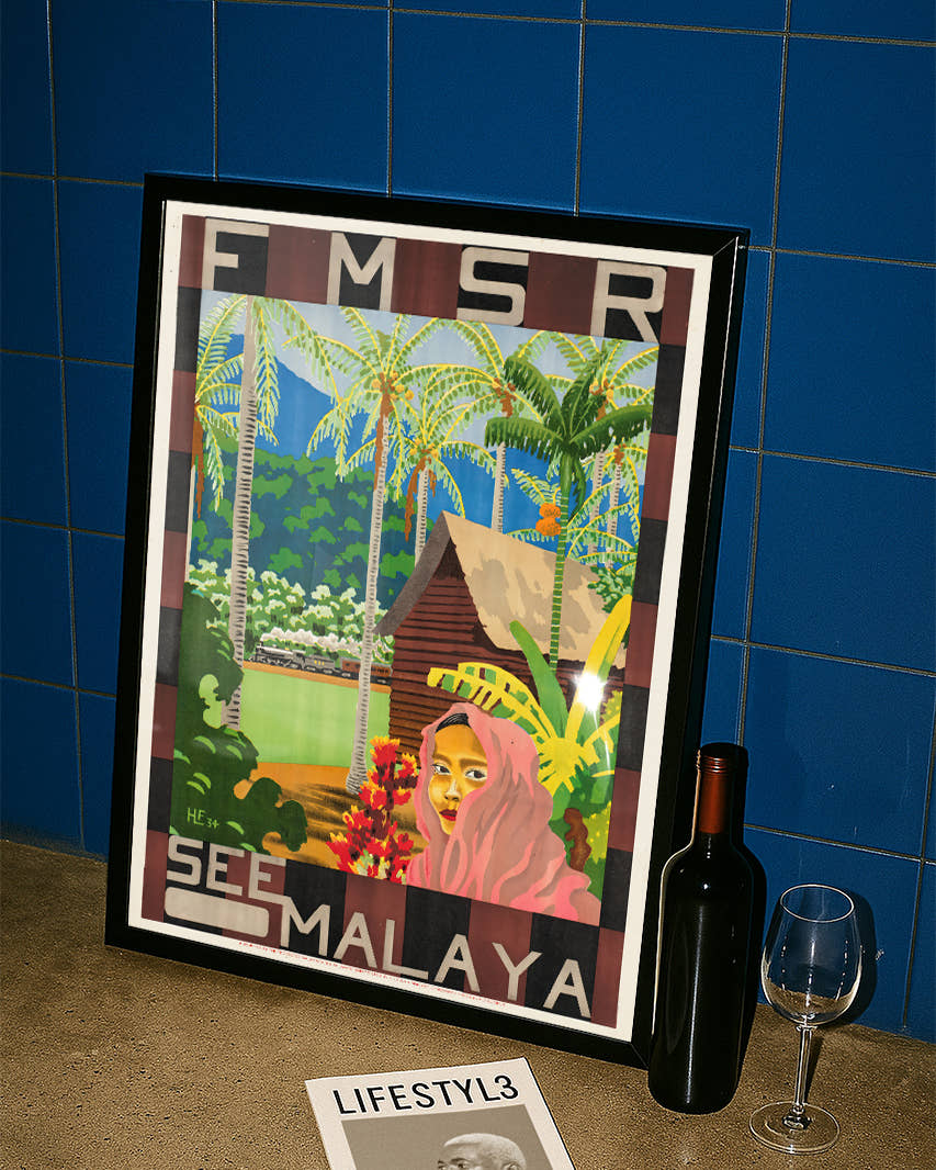 Vintage Malaysia Reiseplakat mit Palmen – See Malaya Poster – FineArt Wandbild, moderne Kunst &amp; Fine Art Print von Spawnd, handgefertigt &amp; Made in Germany