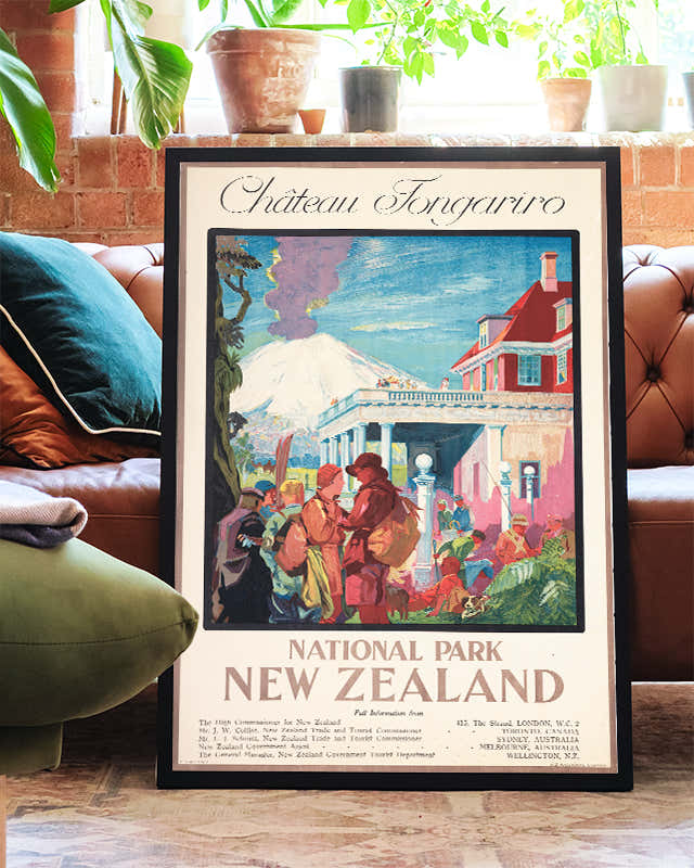 Vintage Neuseeland Nationalpark Poster – Château Tongariro Poster – FineArt Wandbild, moderne Kunst & Fine Art Print von Spawnd, handgefertigt & Made in Germany