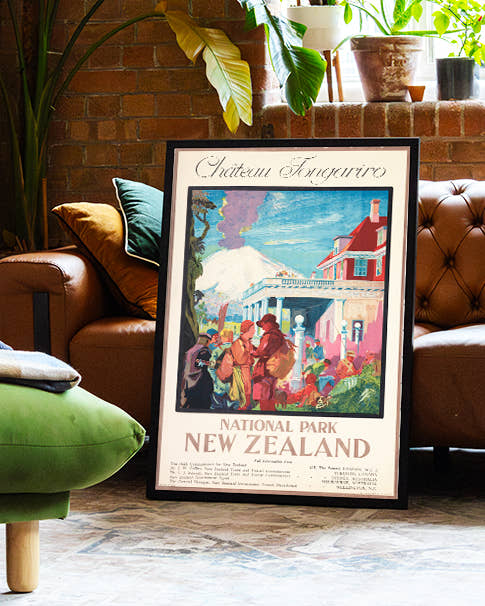 Vintage Neuseeland Nationalpark Poster – Château Tongariro Poster – FineArt Wandbild, moderne Kunst &amp; Fine Art Print von Spawnd, handgefertigt &amp; Made in Germany