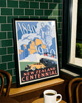 Vintage Neuseeland Poster – 1840–1940 Centennial Poster – FineArt Wandbild, moderne Kunst & Fine Art Print von Spawnd, handgefertigt & Made in Germany
