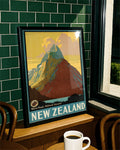 Vintage Neuseeland Poster – Mitre Peak Milford Sound Poster – FineArt Wandbild, moderne Kunst & Fine Art Print von Spawnd, handgefertigt & Made in Germany