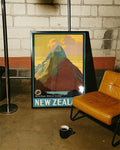 Vintage Neuseeland Poster – Mitre Peak Milford Sound Poster – FineArt Wandbild, moderne Kunst & Fine Art Print von Spawnd, handgefertigt & Made in Germany