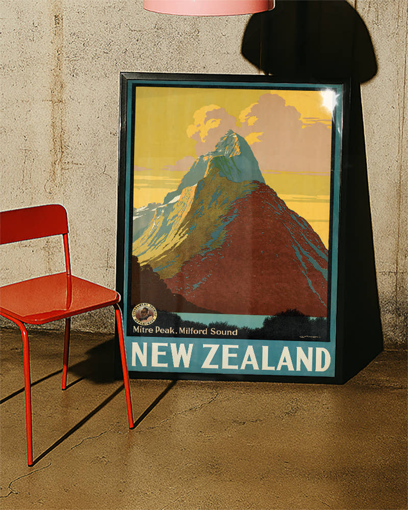 Vintage Neuseeland Poster – Mitre Peak Milford Sound Poster – FineArt Wandbild, moderne Kunst &amp; Fine Art Print von Spawnd, handgefertigt &amp; Made in Germany