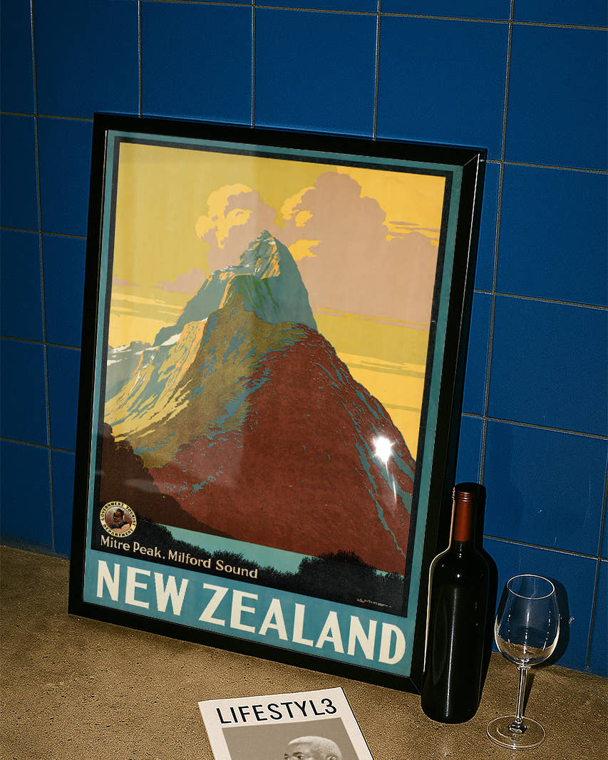 Vintage Neuseeland Poster – Mitre Peak Milford Sound Poster – FineArt Wandbild, moderne Kunst &amp; Fine Art Print von Spawnd, handgefertigt &amp; Made in Germany