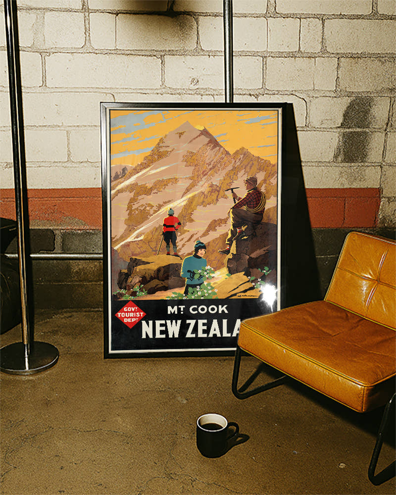 Vintage Neuseeland Poster – Mount Cook Alpen Poster – FineArt Wandbild, moderne Kunst &amp; Fine Art Print von Spawnd, handgefertigt &amp; Made in Germany