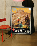 Vintage Neuseeland Poster – Mount Cook Alpen Poster – FineArt Wandbild, moderne Kunst & Fine Art Print von Spawnd, handgefertigt & Made in Germany