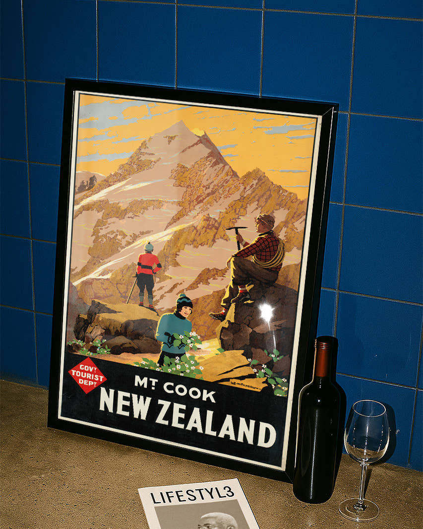 Vintage Neuseeland Poster – Mount Cook Alpen Poster – FineArt Wandbild, moderne Kunst &amp; Fine Art Print von Spawnd, handgefertigt &amp; Made in Germany