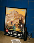 Vintage Neuseeland Poster – Mount Cook Alpen Poster – FineArt Wandbild, moderne Kunst & Fine Art Print von Spawnd, handgefertigt & Made in Germany