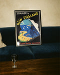 Vintage New England Poster mit Küste & Leuchtturm – Summer in New England Poster – FineArt Wandbild, moderne Kunst & Fine Art Print von Spawnd, handgefertigt & Made in Germany